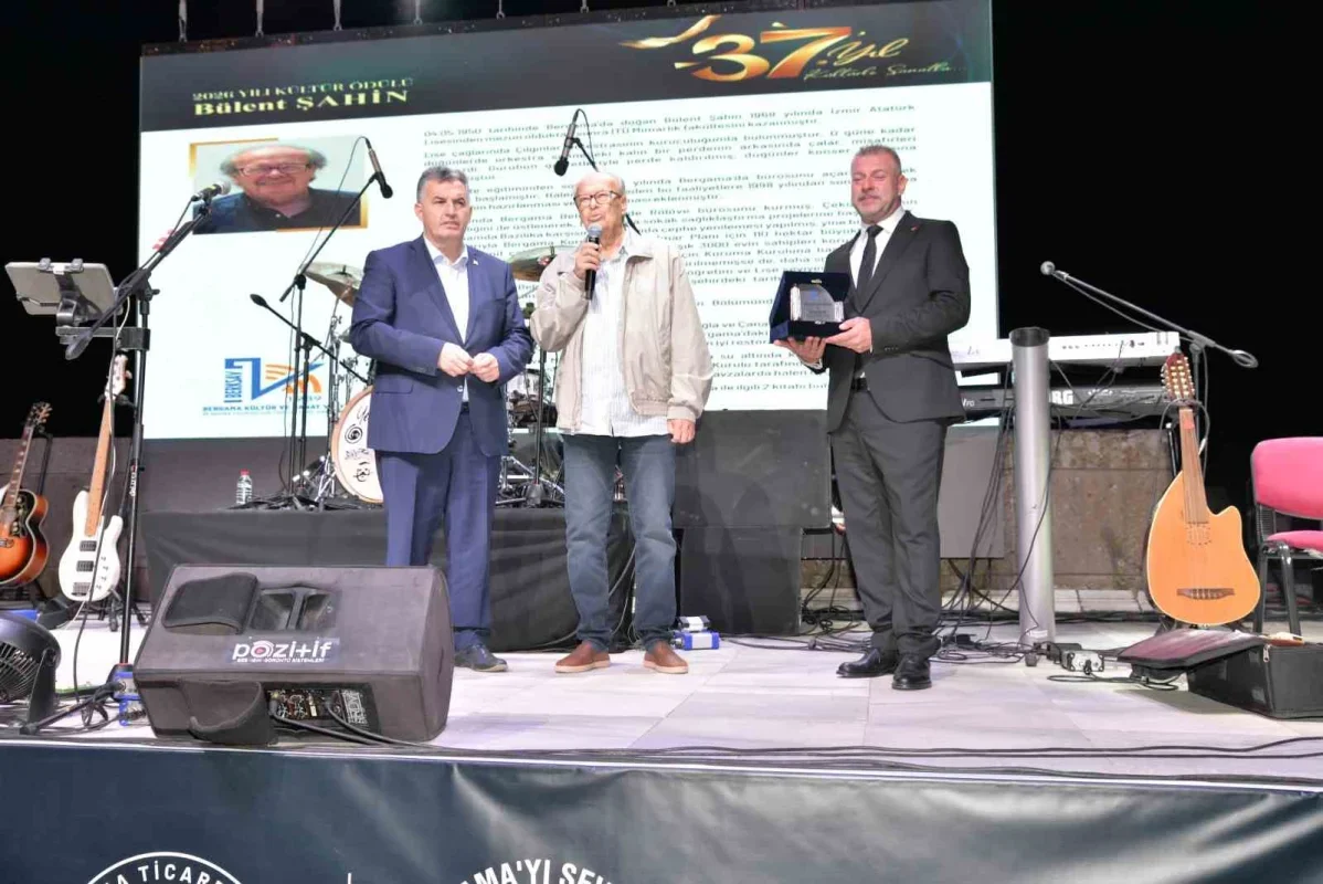 Bergama Antik Tiyatro'da Yeni Türkü konseri ve ödül töreni