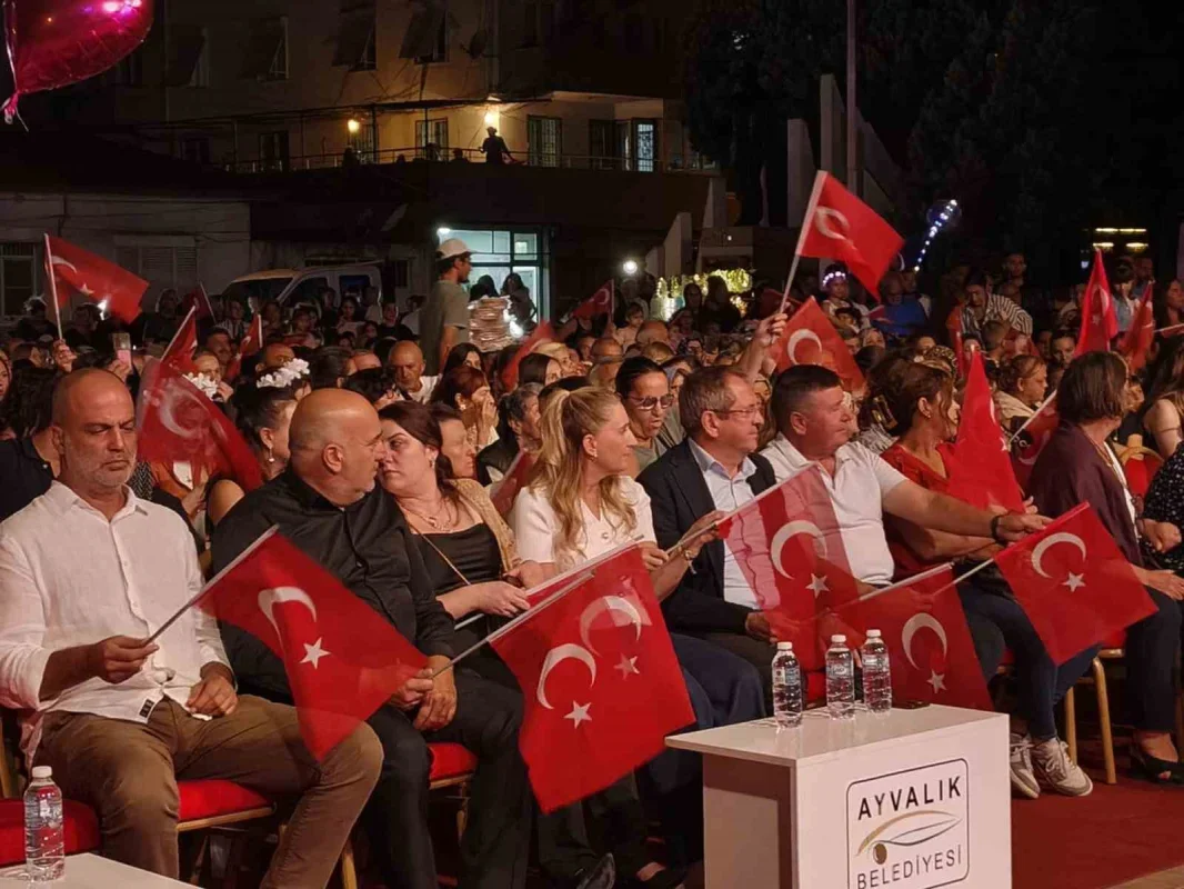 Aydilge Ayvalık Altınova'da kurtuluş coşkusunda sahne aldı