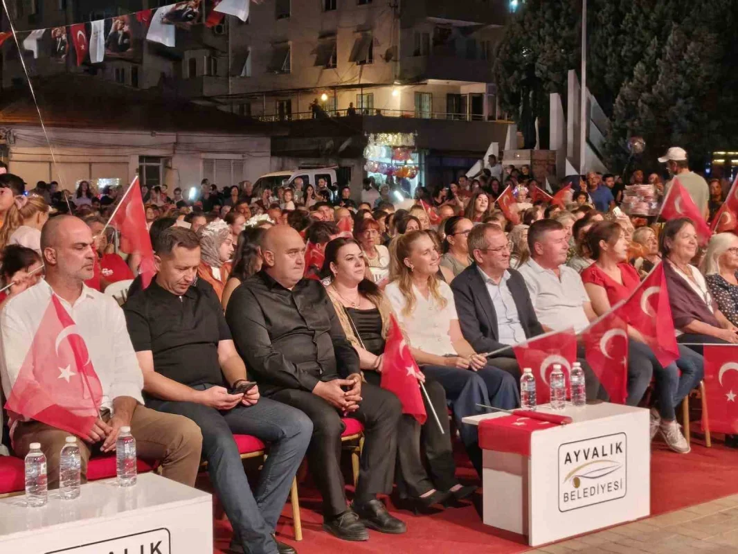 Aydilge Ayvalık Altınova'da kurtuluş coşkusunda sahne aldı
