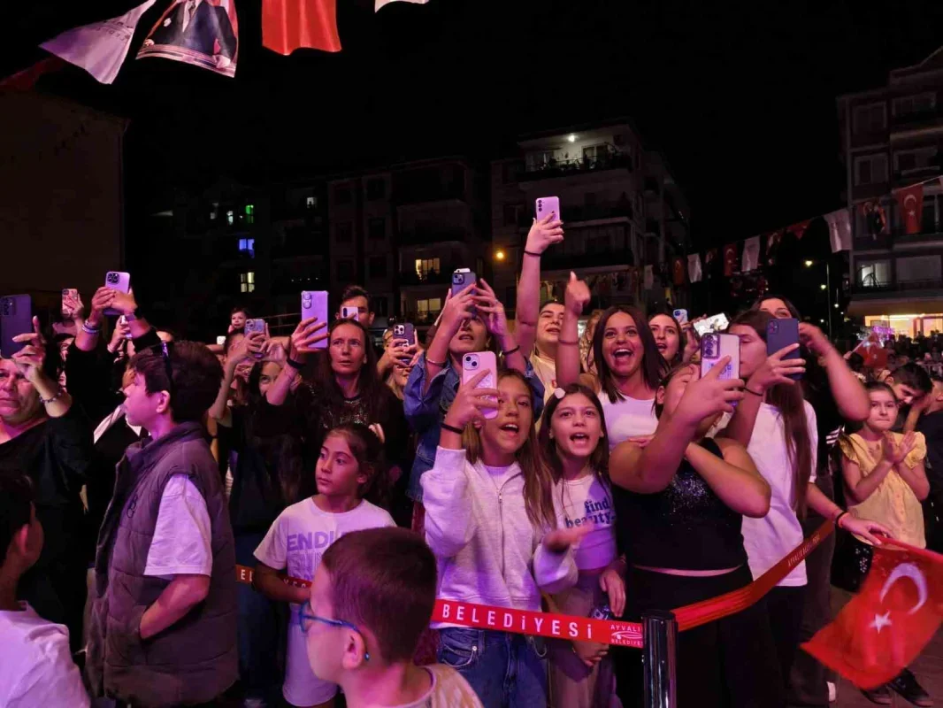 Aydilge Ayvalık Altınova'da kurtuluş coşkusunda sahne aldı