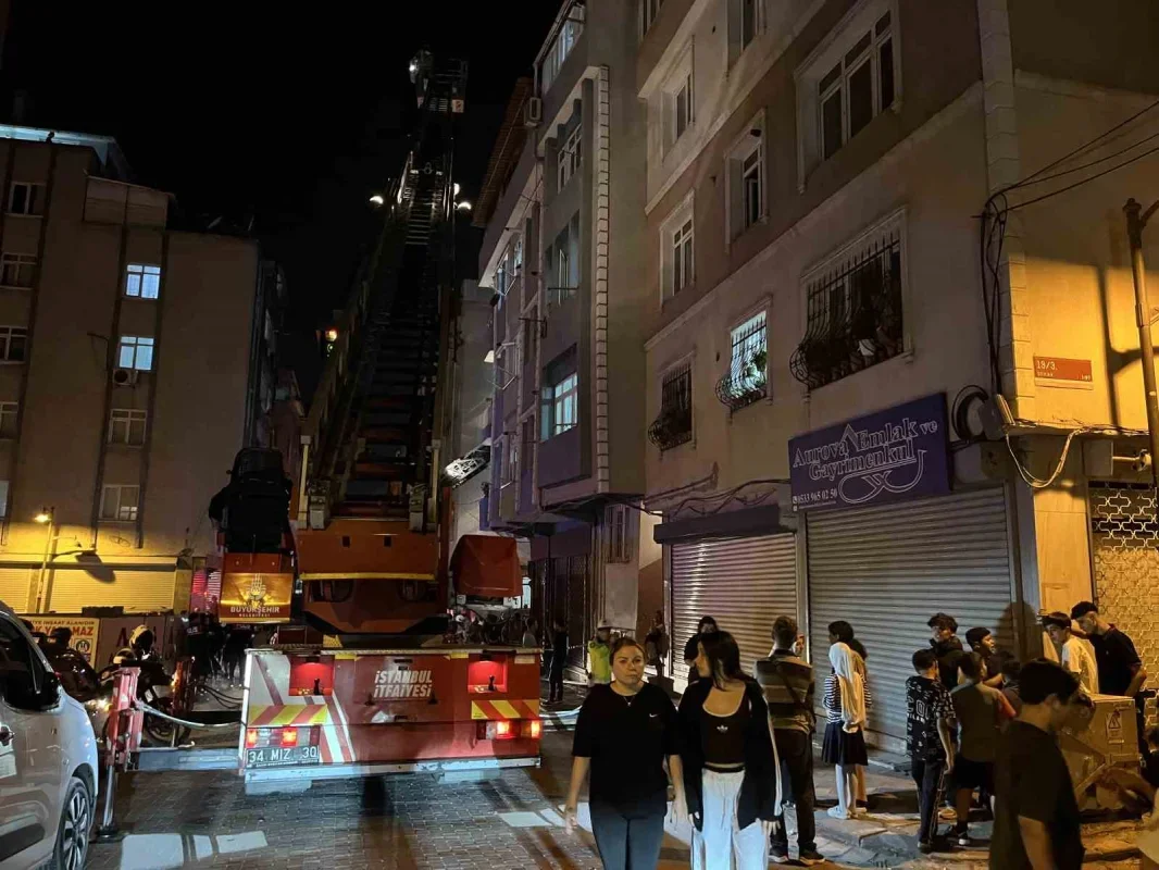 Zeytinburnu'nda bodrum yangını: 5 kişi dumandan etkilendi