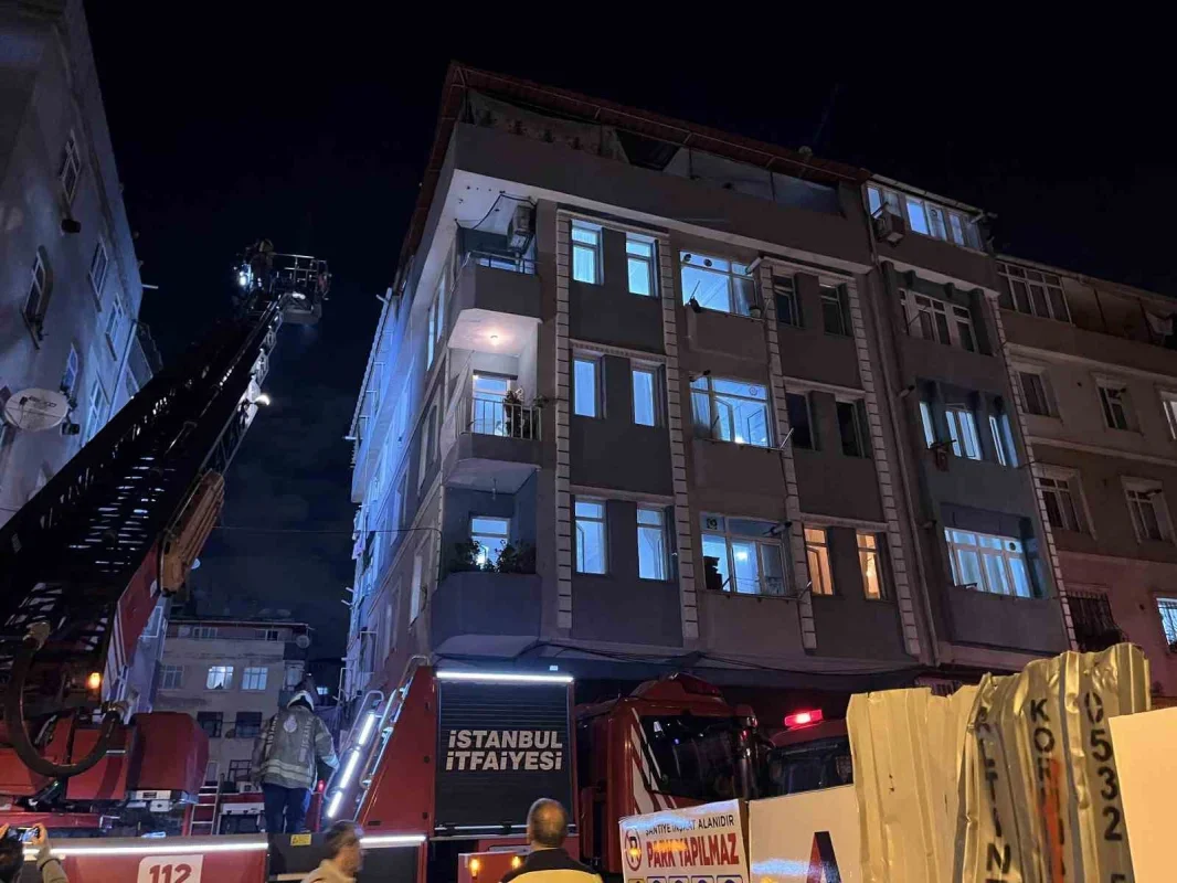 Zeytinburnu'nda bodrum yangını: 5 kişi dumandan etkilendi