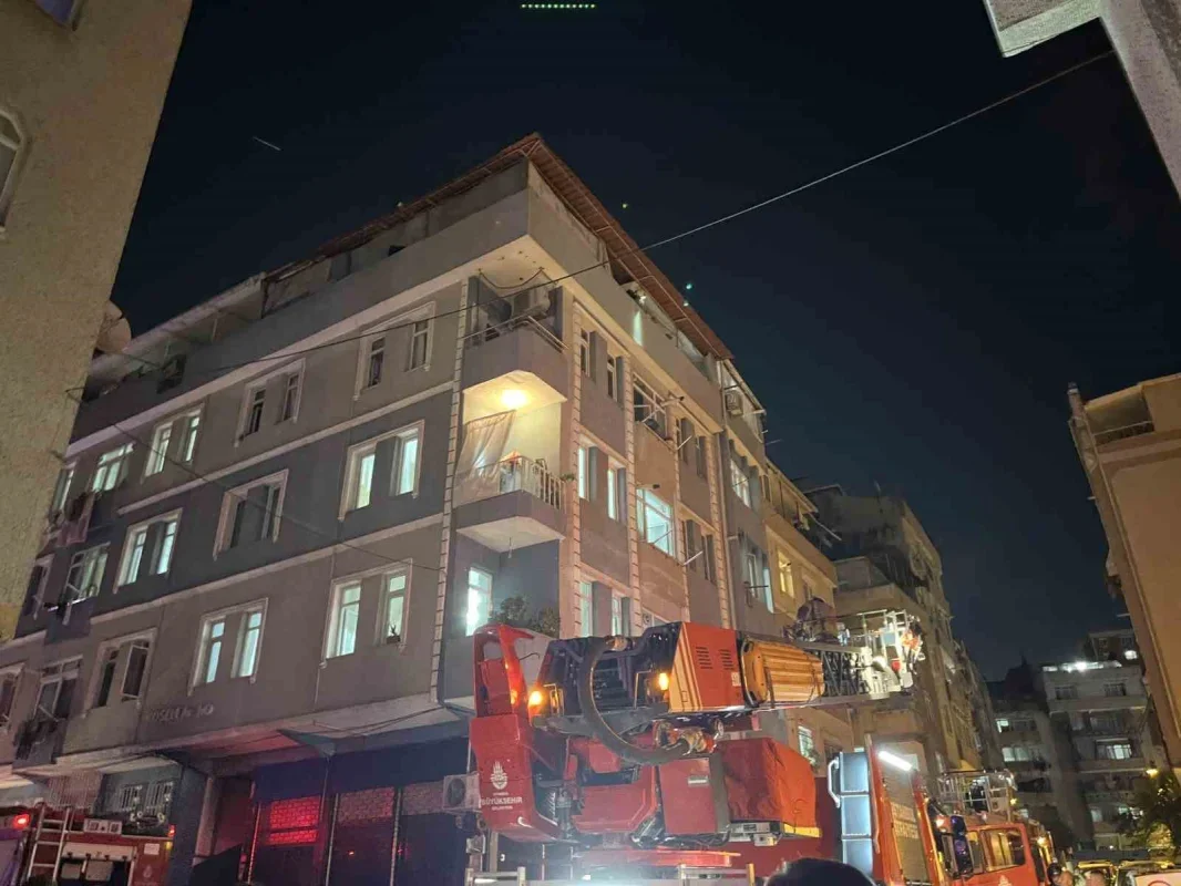 Zeytinburnu'nda bodrum yangını: 5 kişi dumandan etkilendi