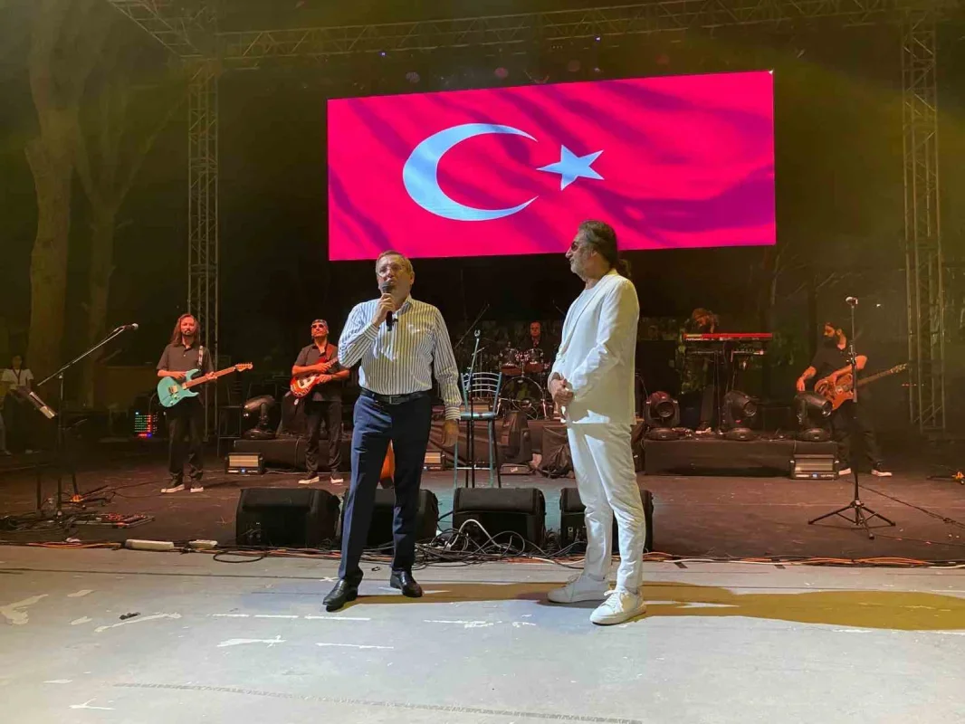 Çelik Ayvalık'ta 5 bin kişiye kurtuluş coşkusunu yaşattı