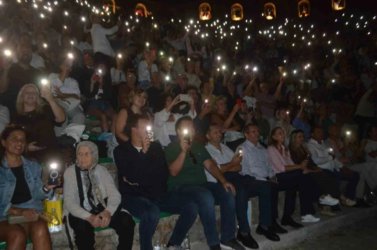 Çelik Ayvalık'ta 5 bin kişiye kurtuluş coşkusunu yaşattı