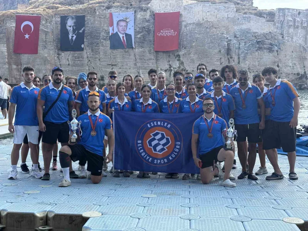 Esenler Belediyesi Dragon Bot Türkiye Şampiyonası'nda çifte kupa