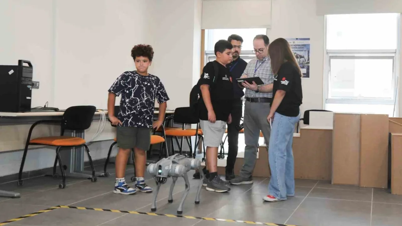 BTÜ'de robot köpek eğitimi: 80 öğrenci robotlarla buluştu