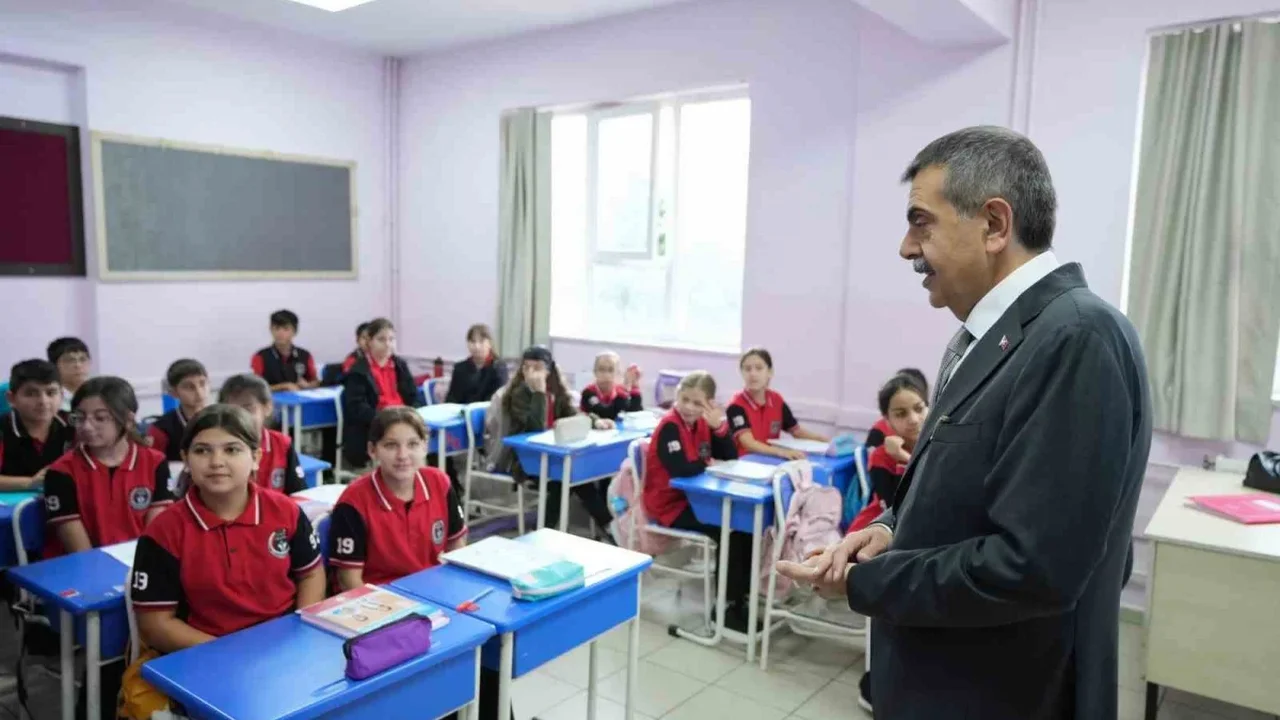 Yusuf Tekin Yalova'da öğretmenlerle buluştu, taziyelerini iletti