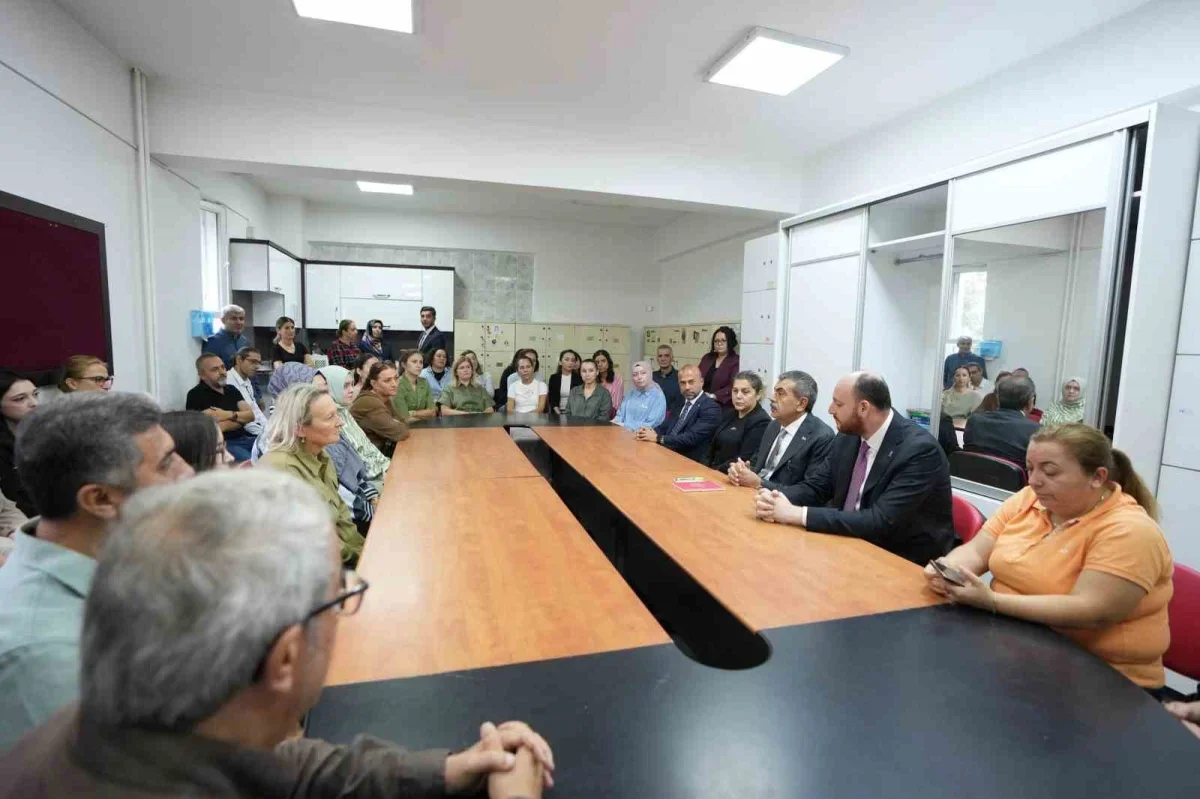Yusuf Tekin Yalova'da öğretmenlerle buluştu, taziyelerini iletti