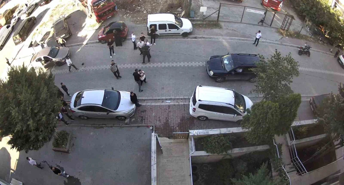 Esenyurt'ta komşu kavgası: Ev ve araç taşlandı, gözaltılar var