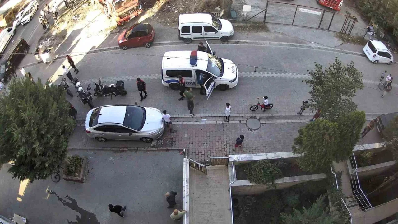 Esenyurt'ta komşu kavgası: Ev ve araç taşlandı, gözaltılar var