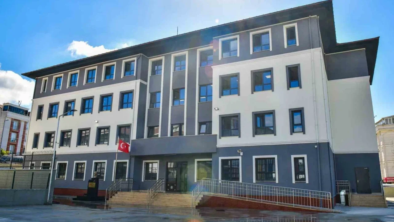 Akçaburgaz Halil Fahri Orman Ortaokulu eğitime başladı