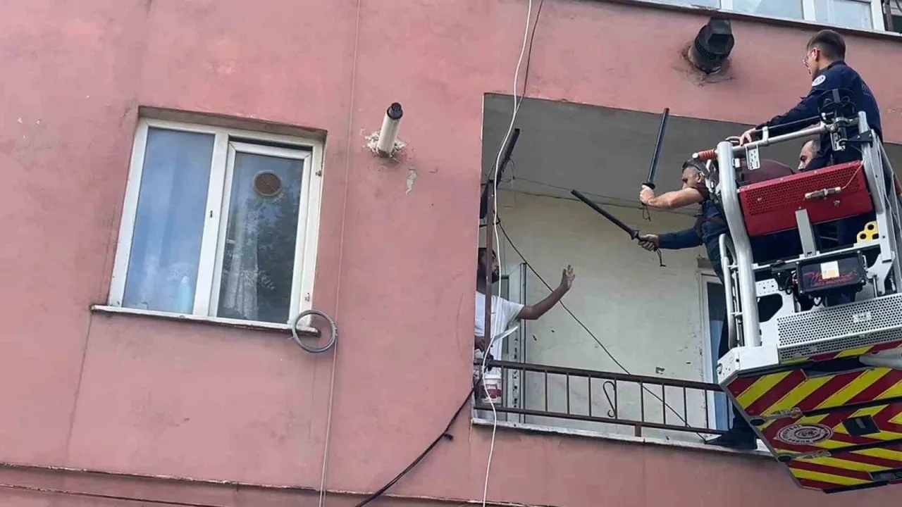 Bursa'da hastaneye yatmamak için polise bıçakla direndi