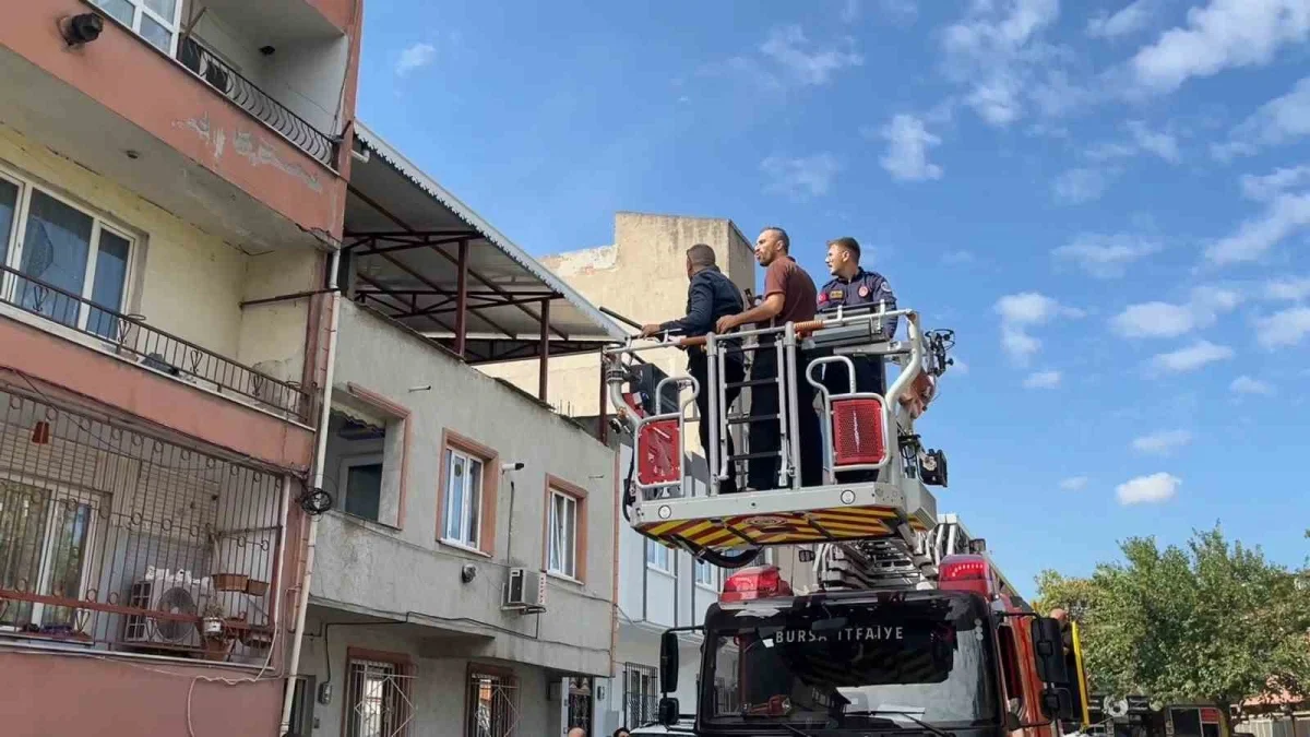 Bursa'da hastaneye yatmamak için polise bıçakla direndi