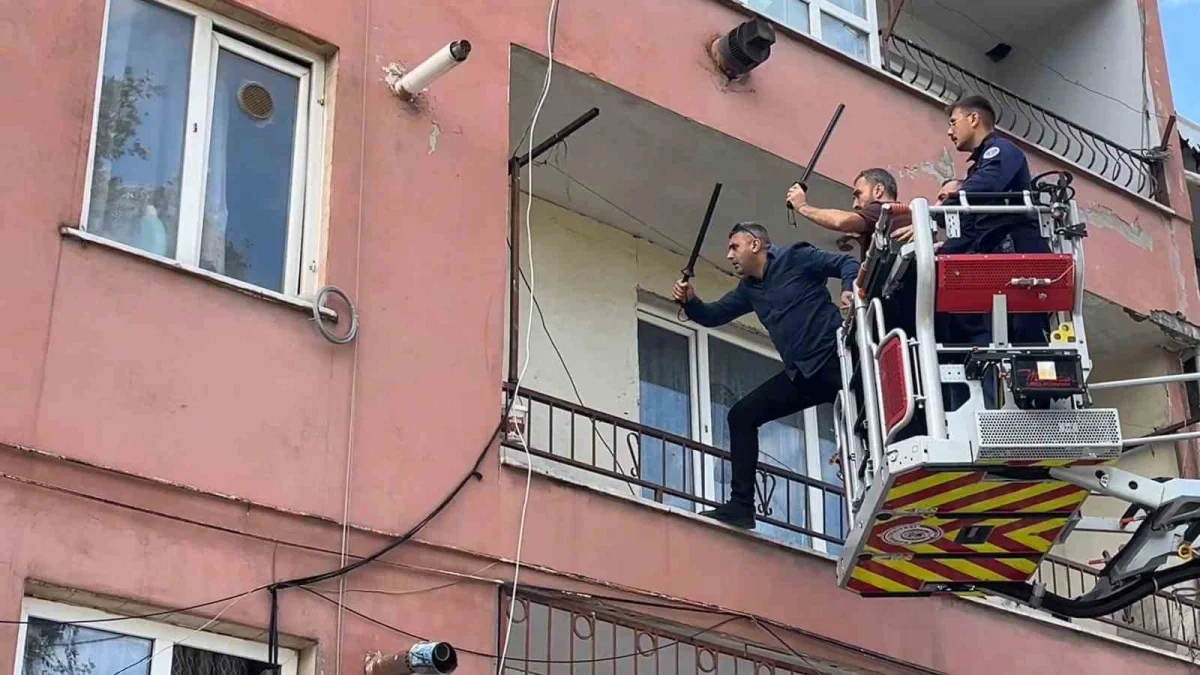Bursa'da hastaneye yatmamak için polise bıçakla direndi