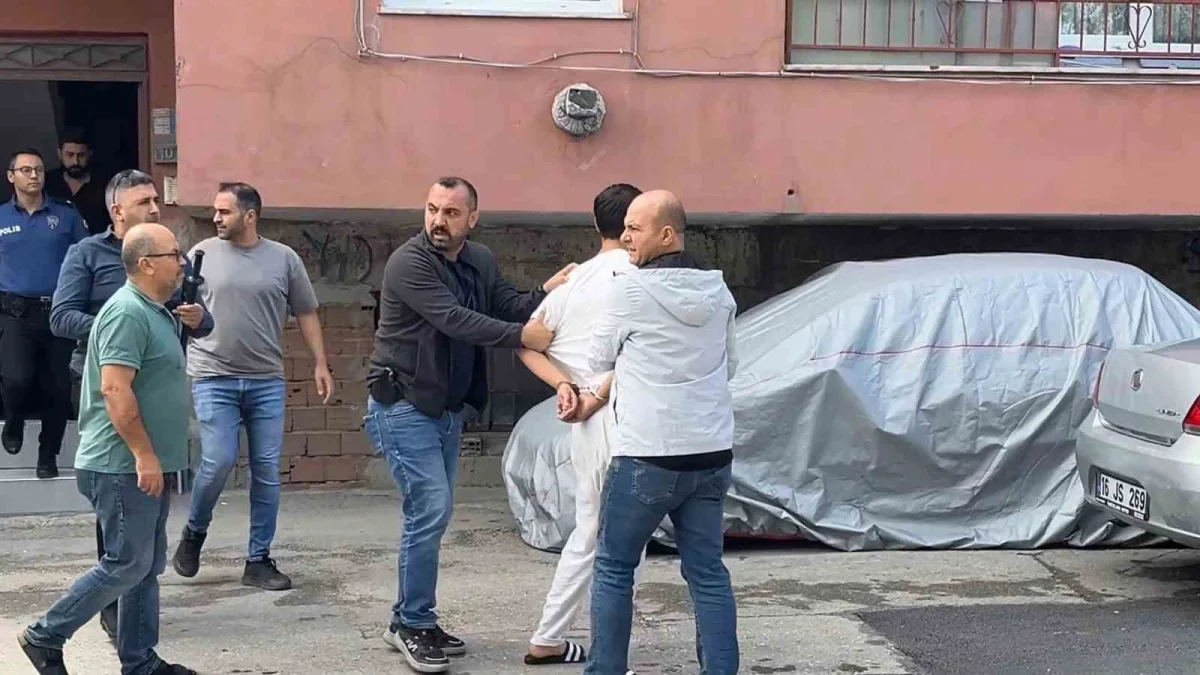 Bursa'da hastaneye yatmamak için polise bıçakla direndi