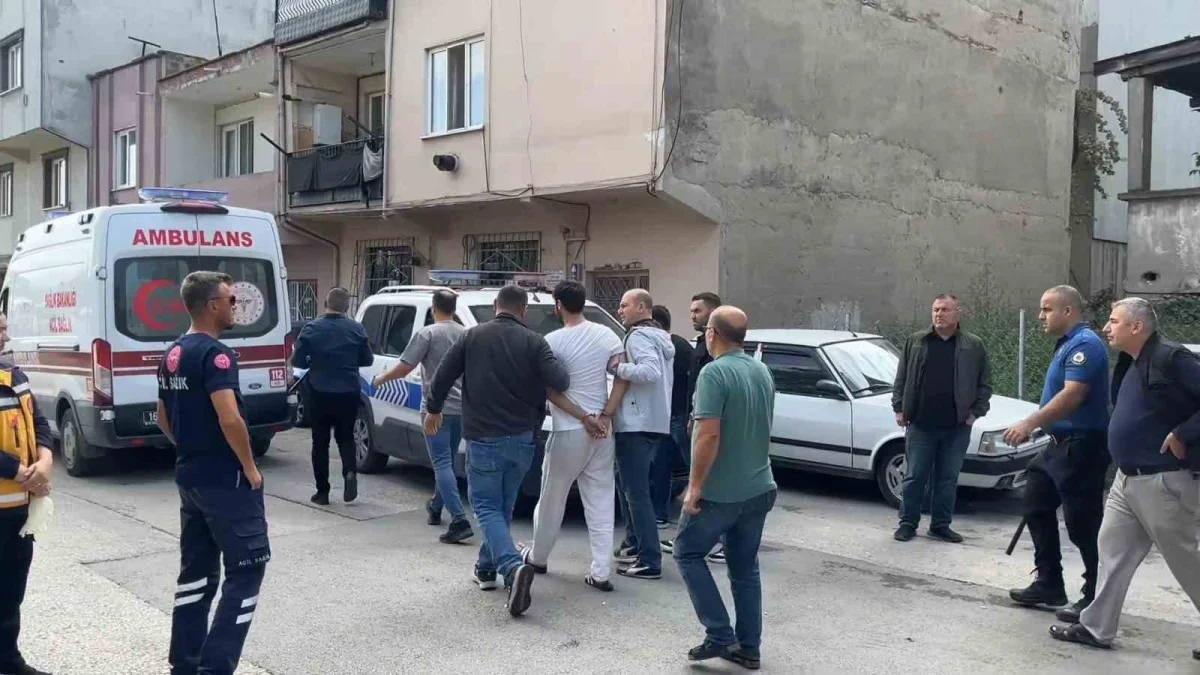 Bursa'da hastaneye yatmamak için polise bıçakla direndi