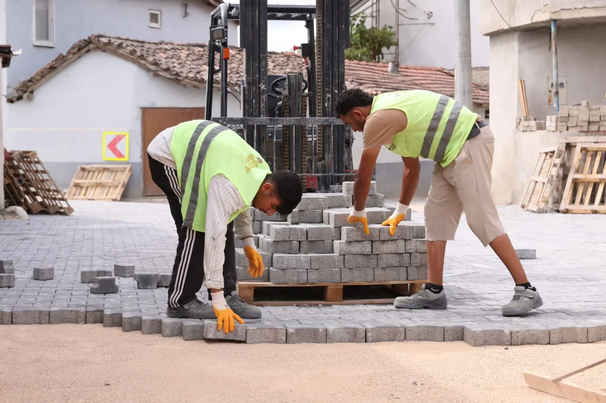 Mustafakemalpaşa'da üç mahalleye 18 bin metrekare parke