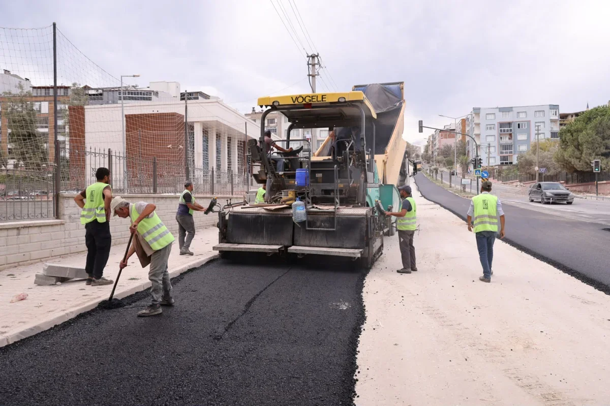 Mustafakemalpaşa'da üç mahalleye 18 bin metrekare parke