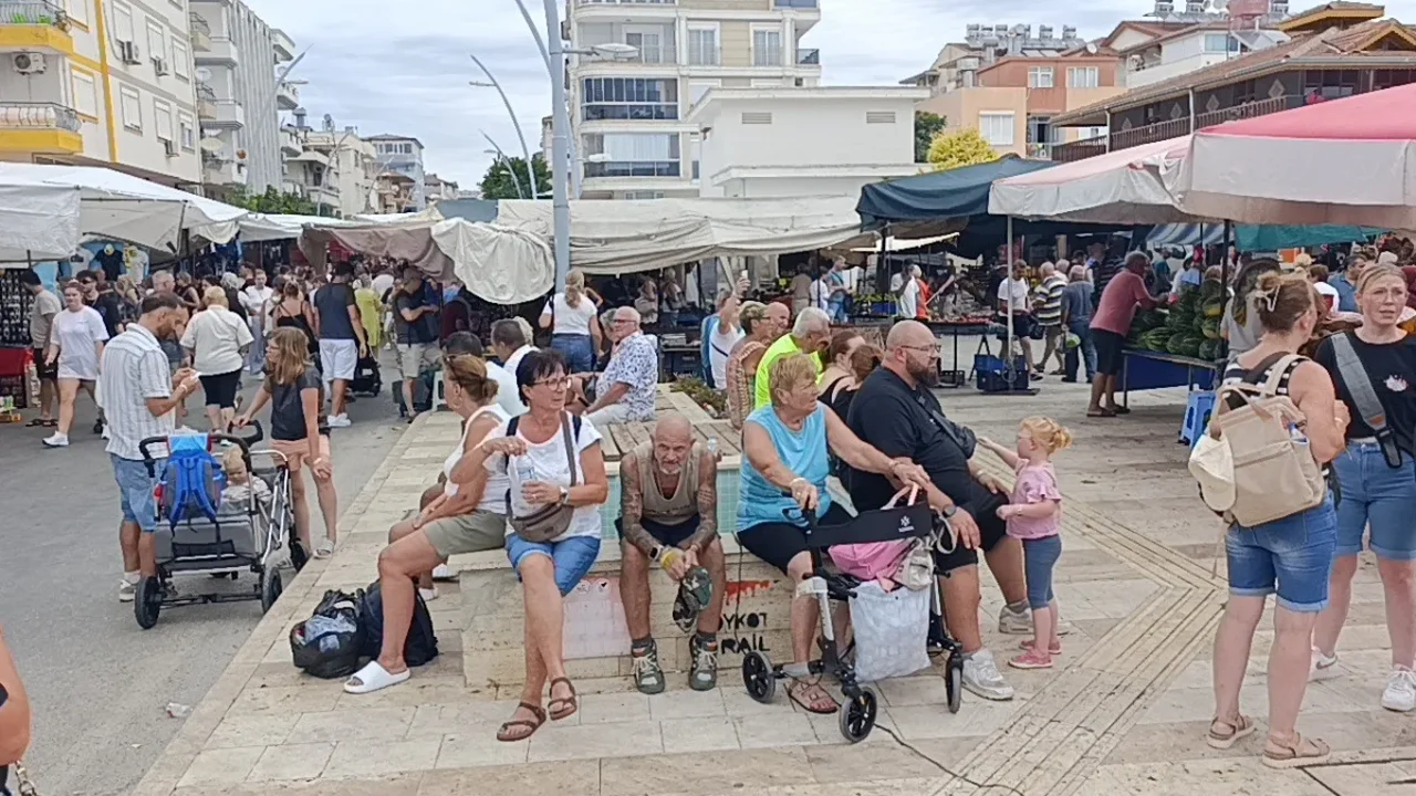 Manavgat Perşembe Pazarı'nda turist yoğunluğu esnafı sevindirdi