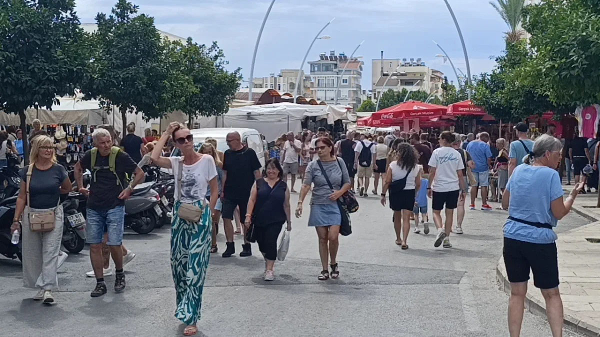 Manavgat Perşembe Pazarı'nda turist yoğunluğu esnafı sevindirdi
