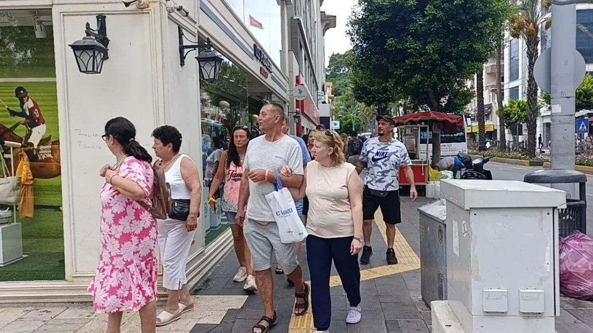 Manavgat Perşembe Pazarı'nda turist yoğunluğu esnafı sevindirdi