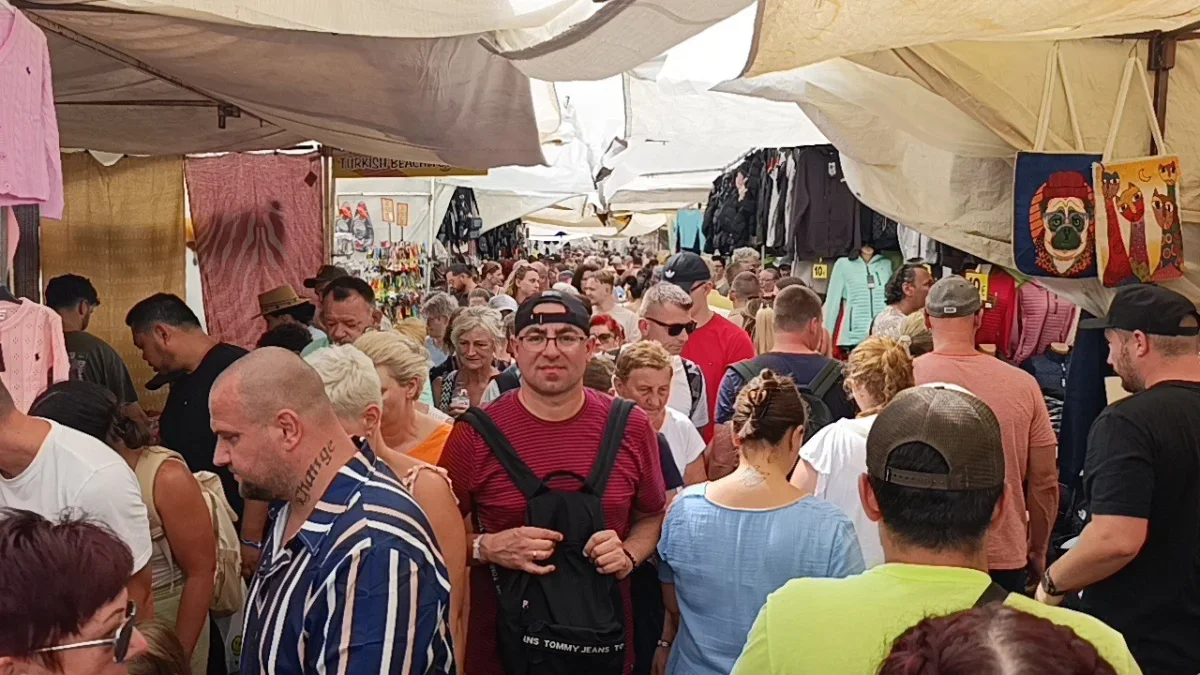 Manavgat Perşembe Pazarı'nda turist yoğunluğu esnafı sevindirdi