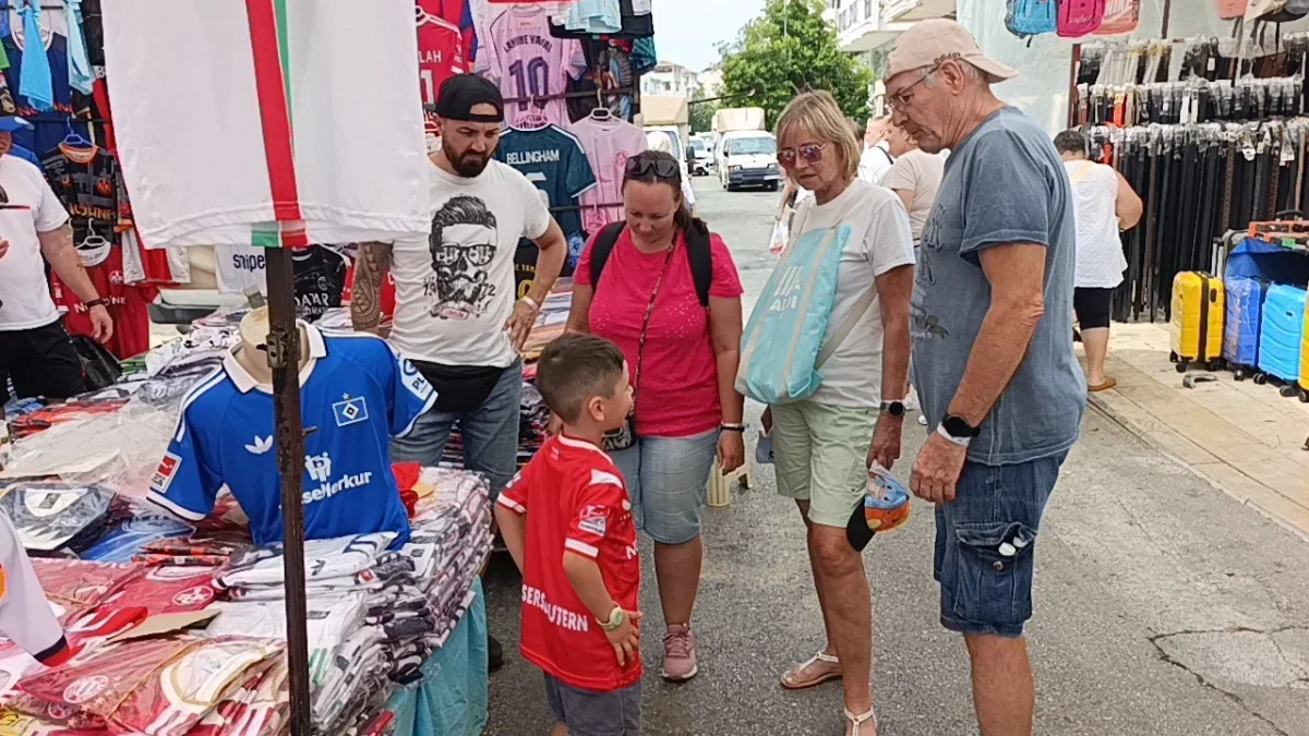 Manavgat Perşembe Pazarı'nda turist yoğunluğu esnafı sevindirdi