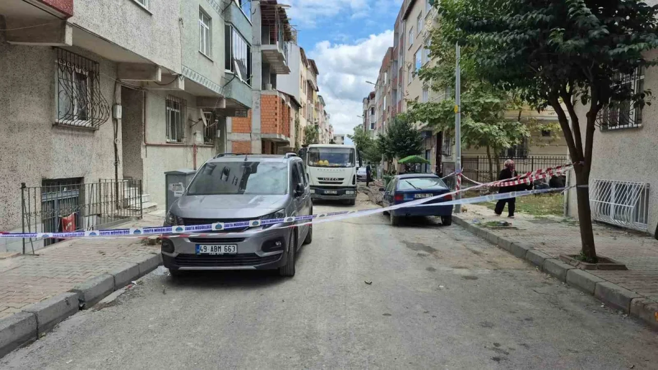Sultangazi'de çatlayan iki apartman tahliye edilip mühürlendi
