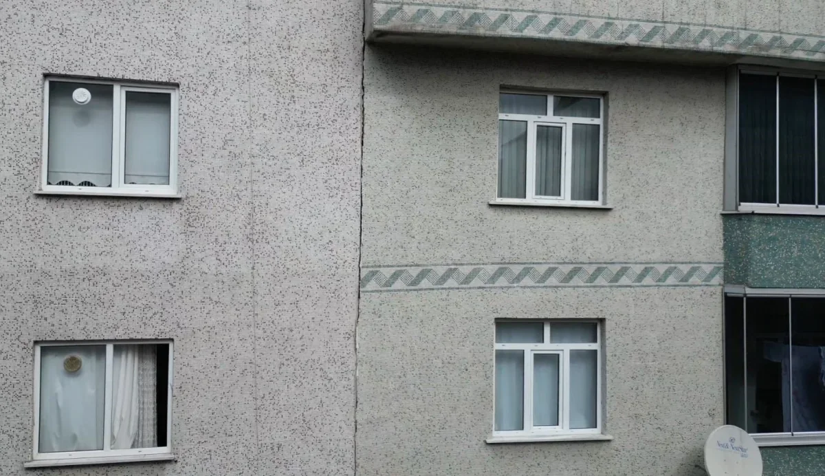 Sultangazi'de çatlayan iki apartman tahliye edilip mühürlendi