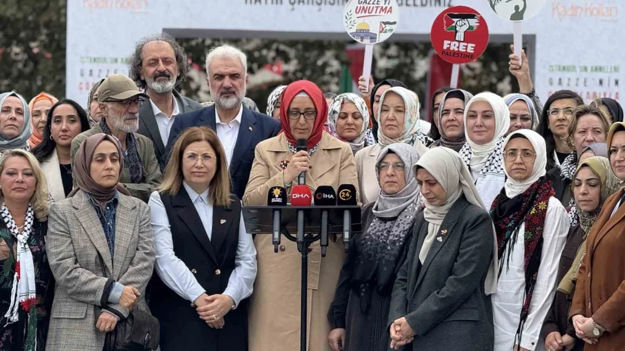 Eminönü'nde Gazze'deki yetimler için hayır çarşısı kuruldu