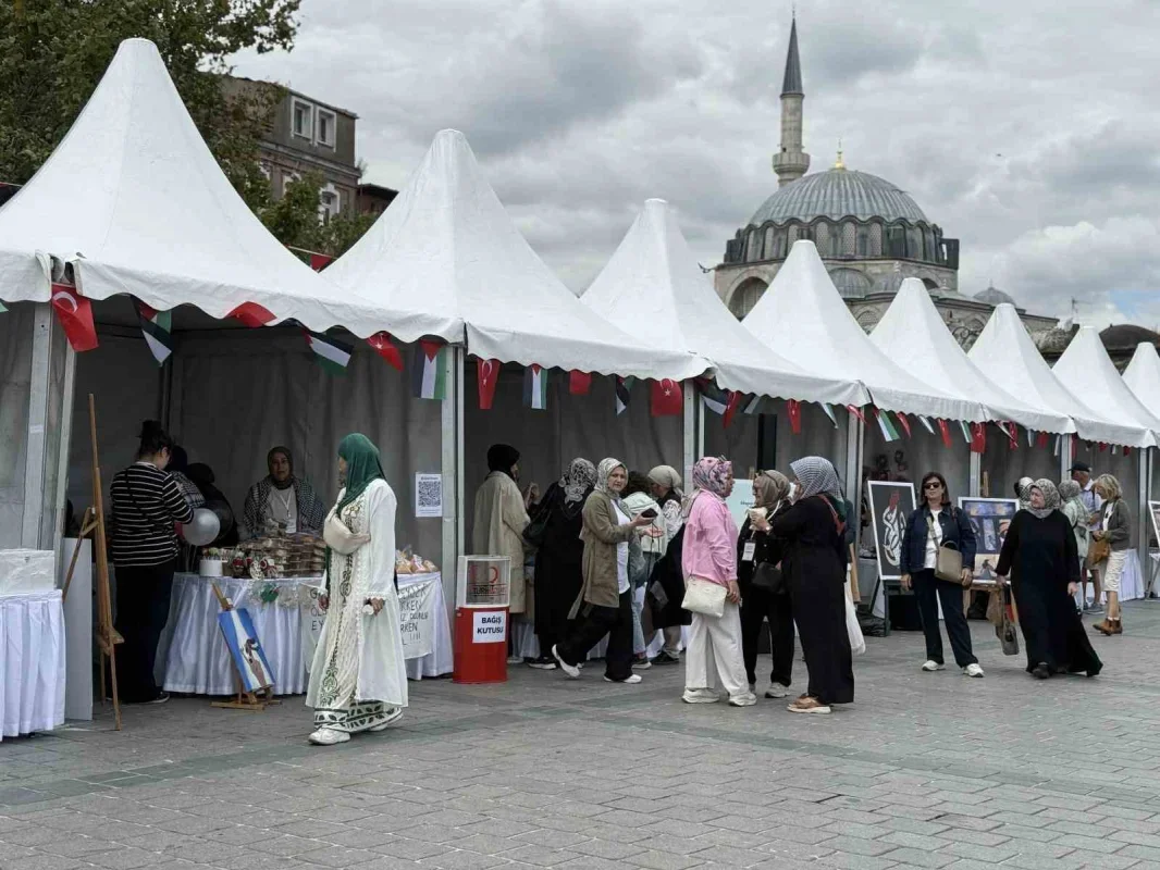 Eminönü'nde Gazze'deki yetimler için hayır çarşısı kuruldu