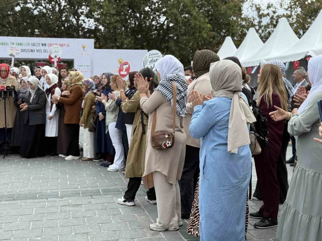 Eminönü'nde Gazze'deki yetimler için hayır çarşısı kuruldu