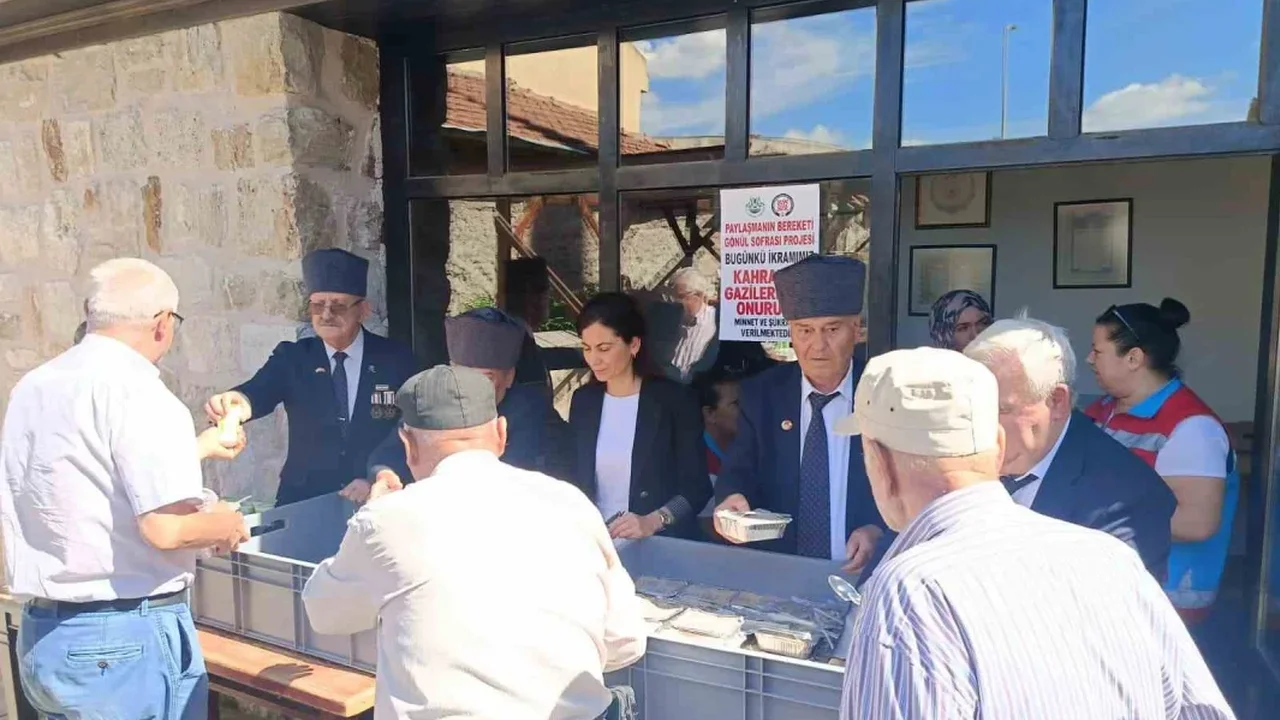 Edirne'de Gaziler Günü'nde vatandaşlara pilav ve helva ikramı