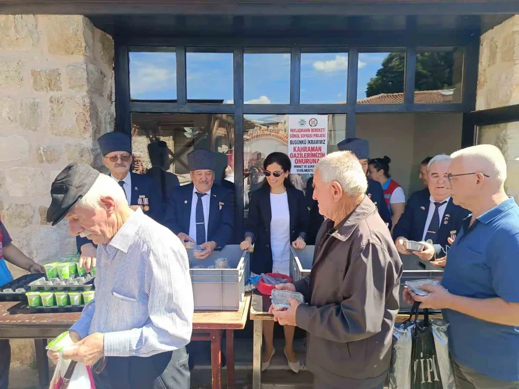 Edirne'de Gaziler Günü'nde vatandaşlara pilav ve helva ikramı