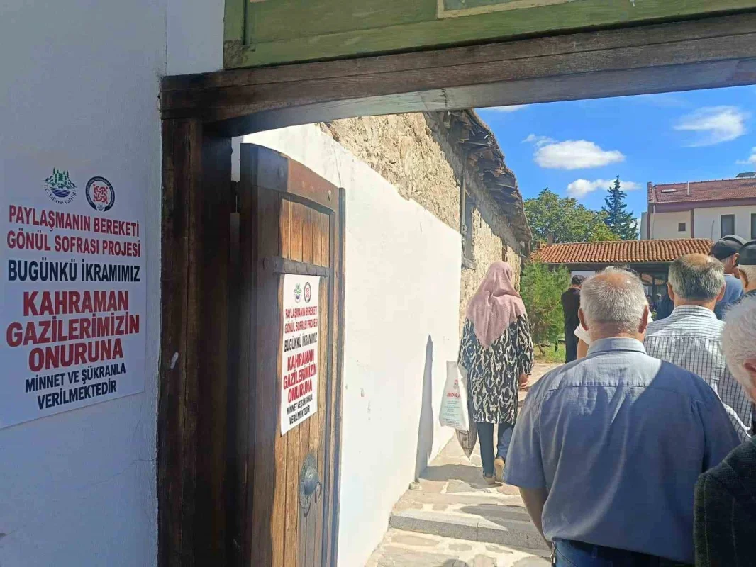 Edirne'de Gaziler Günü'nde vatandaşlara pilav ve helva ikramı