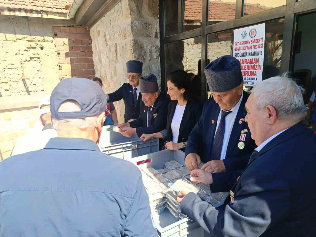 Edirne'de Gaziler Günü'nde vatandaşlara pilav ve helva ikramı