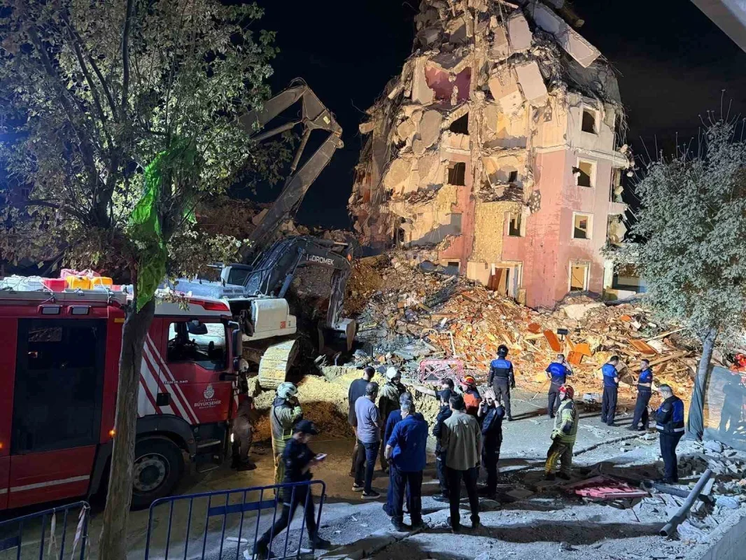 Küçükçekmece'de kentsel dönüşüm binası çöktü: 2 yaralı
