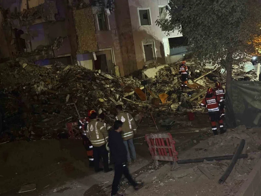 Küçükçekmece'de kentsel dönüşüm binası çöktü: 2 yaralı