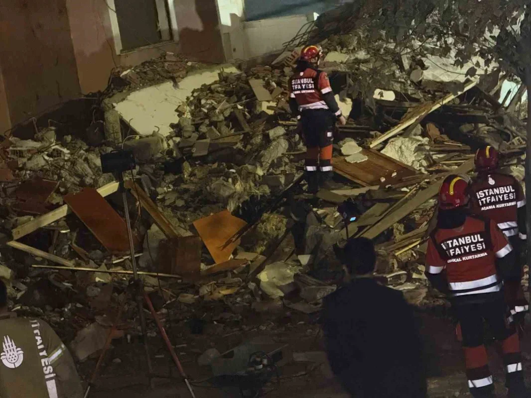 Küçükçekmece'de kentsel dönüşüm binası çöktü: 2 yaralı