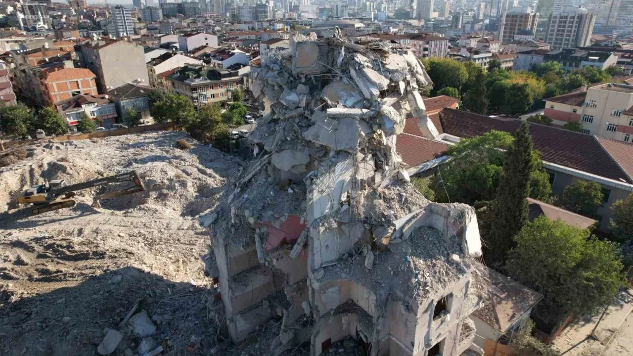 Küçükçekmece'de 6 katlı bina çöktü: 2 kişi yaralandı