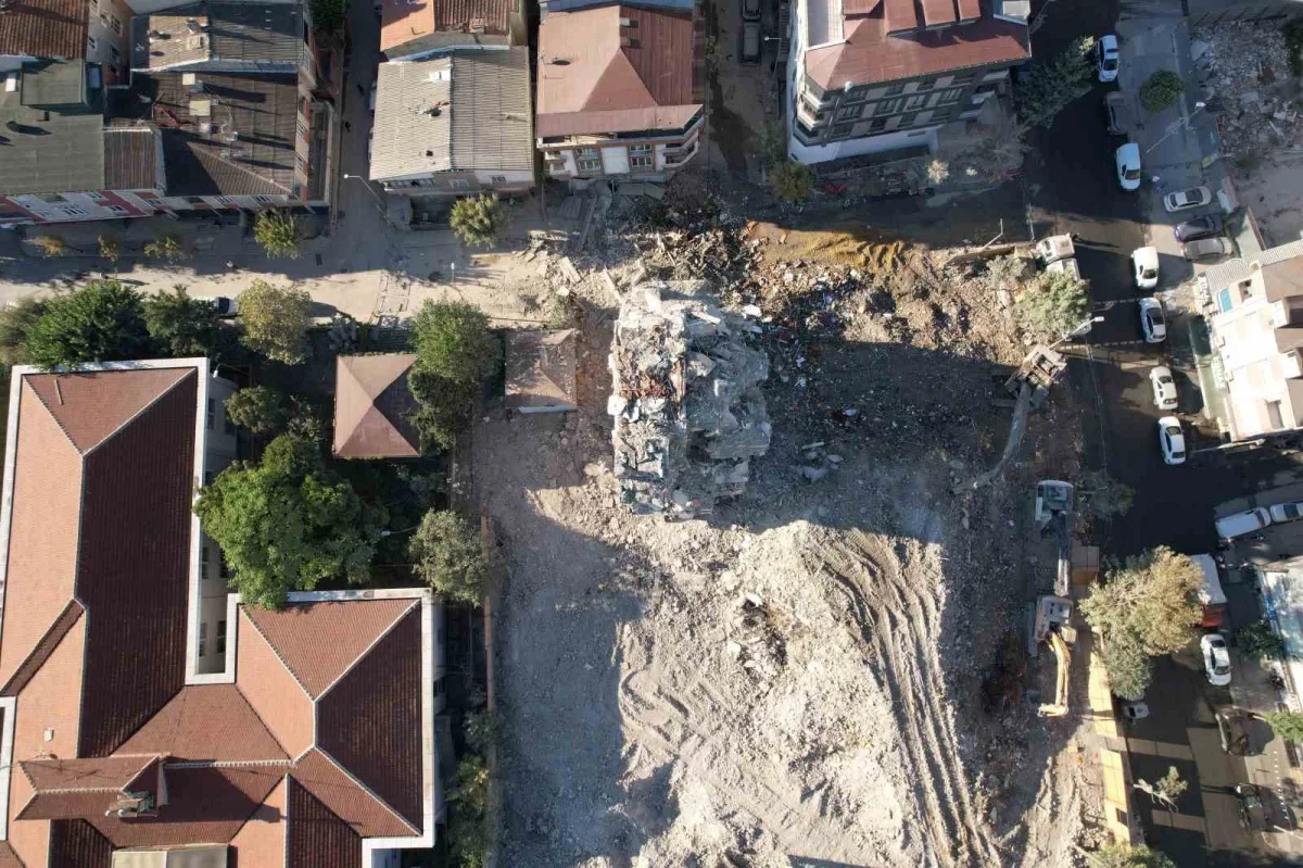 Küçükçekmece'de 6 katlı bina çöktü: 2 kişi yaralandı