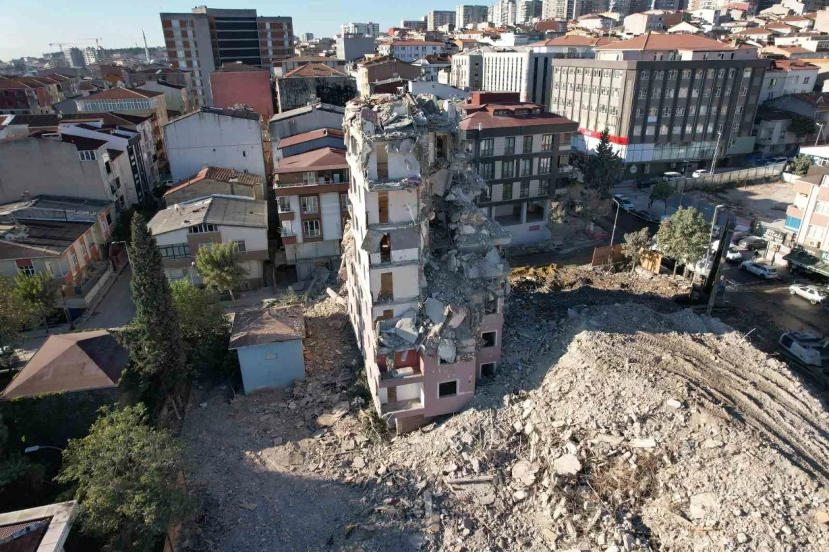 Küçükçekmece'de 6 katlı bina çöktü: 2 kişi yaralandı