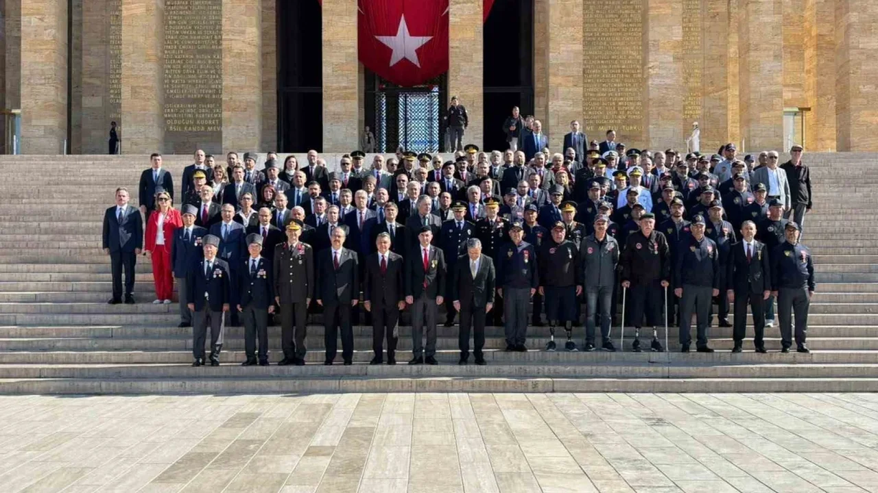 Ankara Valisi Canbolat, Gaziler Günü'nde Anıtkabir'i ziyaret etti