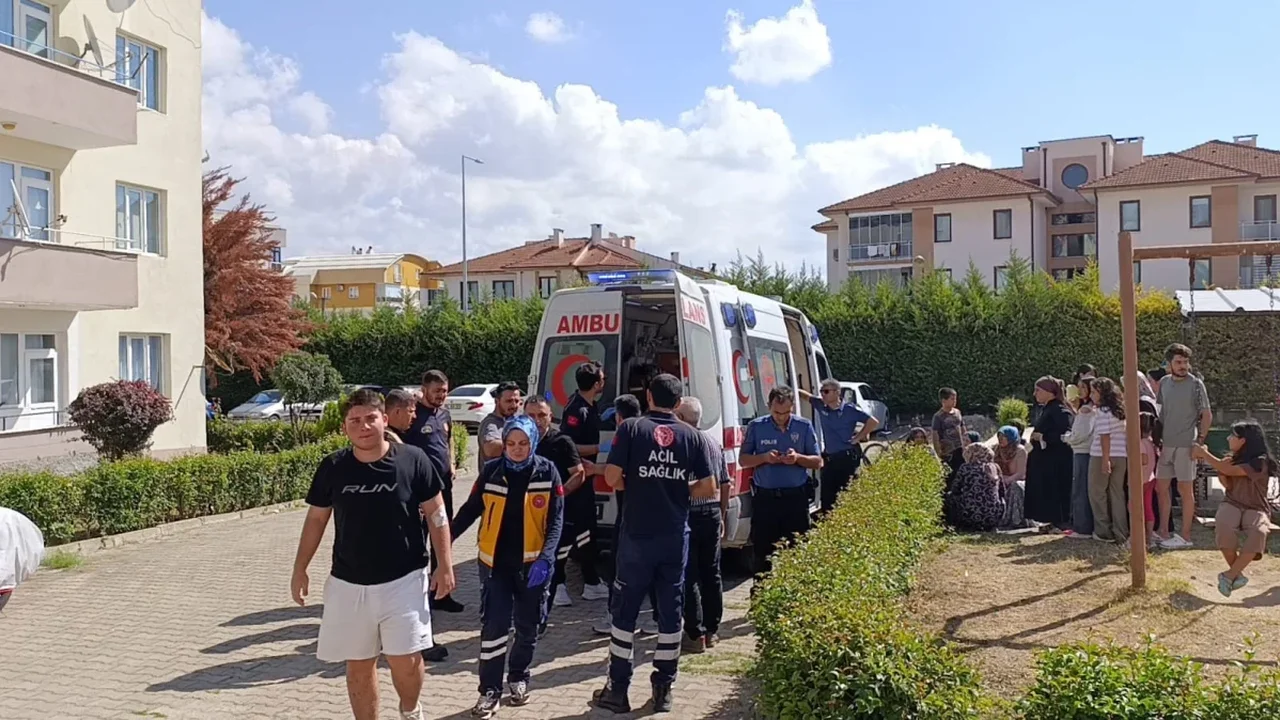 İnegöl'de mutfak yangını: 2'si çocuk 4 kişi dumandan etkilendi