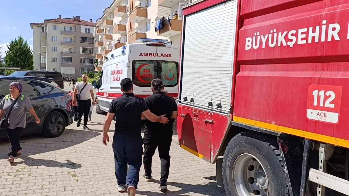 İnegöl'de mutfak yangını: 2'si çocuk 4 kişi dumandan etkilendi
