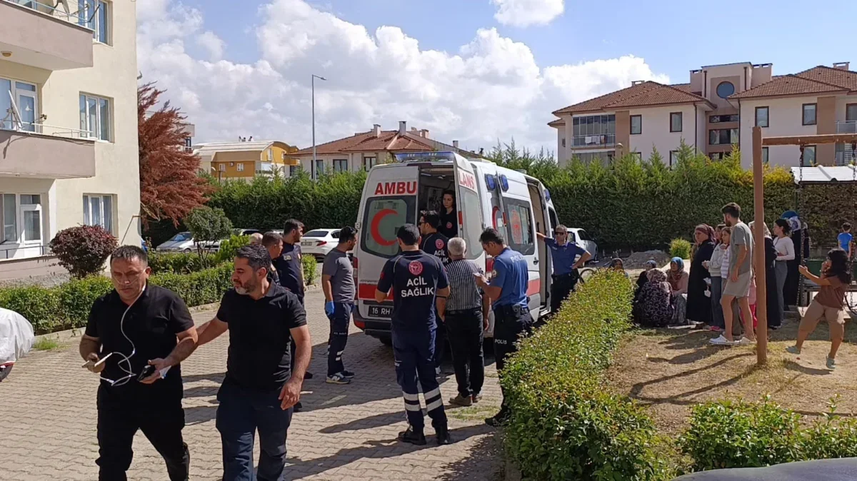 İnegöl'de mutfak yangını: 2'si çocuk 4 kişi dumandan etkilendi