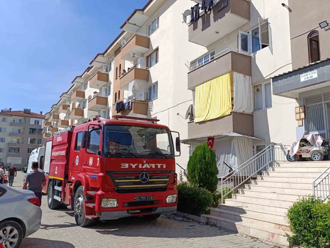 İnegöl'de mutfak yangını: 2'si çocuk 4 kişi dumandan etkilendi