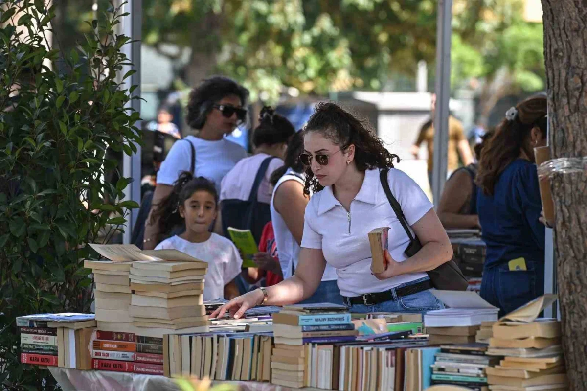 İZKİTAP 8. İzmir Kitap Fuarı Kültürpark'ta ziyaretçilerini bekliyor