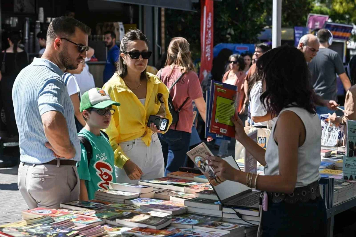 İZKİTAP 8. İzmir Kitap Fuarı Kültürpark'ta ziyaretçilerini bekliyor